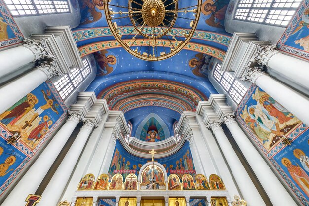 Foto vitebsk bielorrusia agosto de 2019 cúpula interior y mirando hacia el techo de una antigua iglesia ortodoxa y bóveda con fresco