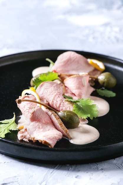 Vitela com molho de atum vitello tonnato