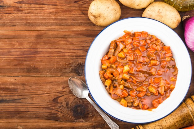 Vitela cozida com legumes em molho de tomate