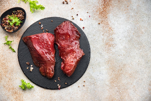 vitela crua carne de bovino refeição fresca comida na mesa cópia espaço fundo de comida rústica vista superior