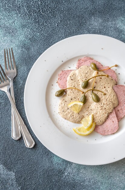 Vitello tonnato - italienisches Gericht aus kaltem, in Scheiben geschnittenem Kalb