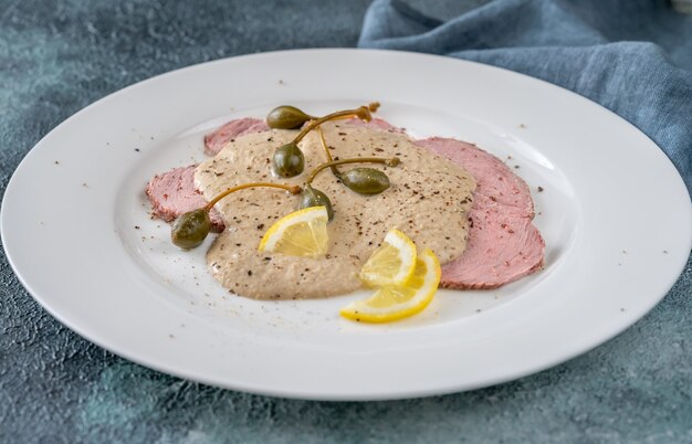 Vitello tonnato - Plato italiano de ternera fría en rodajas