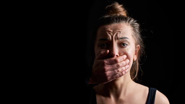 Vítima de mulher chorando infeliz estressada com medo de sofrer violência doméstica feminina