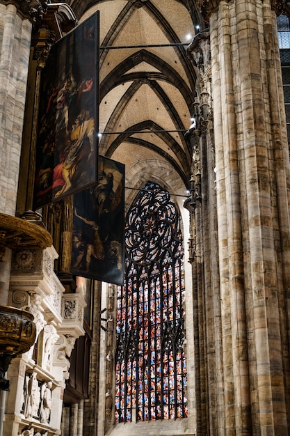 Vitrais contra o fundo dos afrescos da catedral duomo itália milão