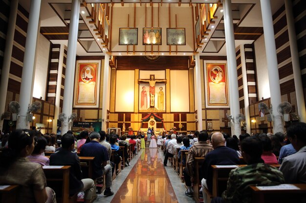 Vitrais em uma pequena igreja com bancos de madeira