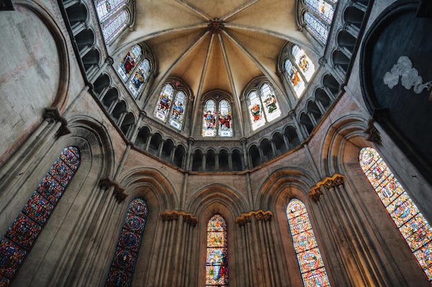 Vitrais na abside da catedral de Saint Maurice em Vienne Isere France