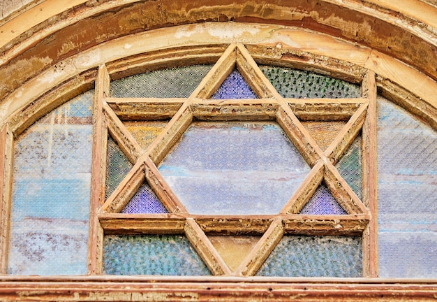 Vitral com magen david em uma antiga casa restaurada