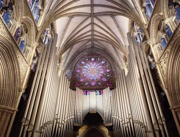 Vitral e órgão de tubos na Catedral de Nidaros, em Trondheim, na Noruega