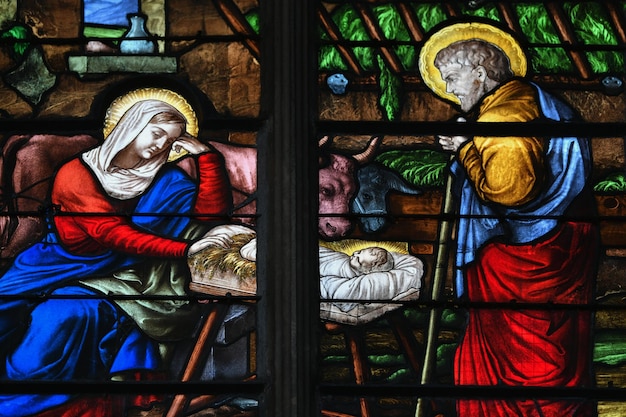 Vitral con una escena del nacimiento de Jesucristo en una iglesia