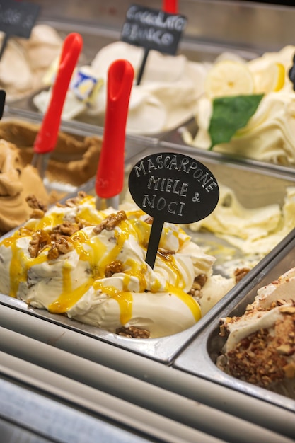 Vitrina con apetitosos helados helados italianos Una gran selección de delicias