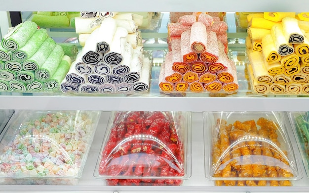 Foto vitrina con dulces en la tienda