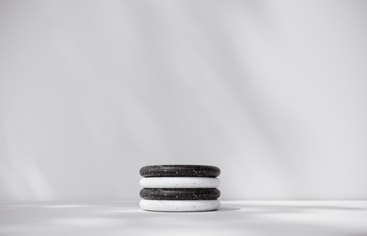 Vitrina estética mínima en blanco y negro marco de arco y podio de renderizado en 3D