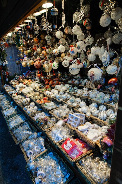 Vitrina con juguetes para el árbol de Navidad en el mercado navideño