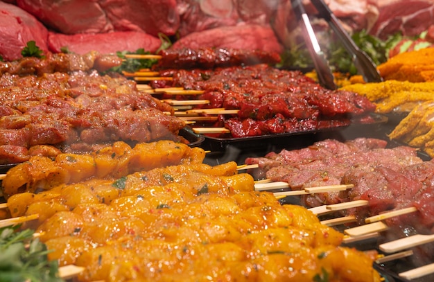 Vitrina con una variedad de platos de carne cruda.