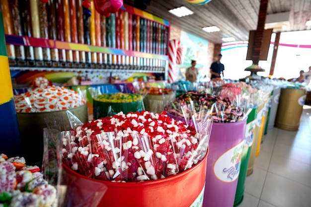 Vitrine com doces coloridos, gomas e geléias.