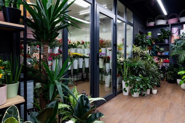 Vitrine com geladeira que vende flores naturais