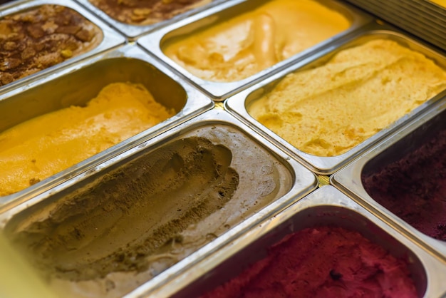 vitrine com vários sabores de sorvete caseiro em uma cafeteria