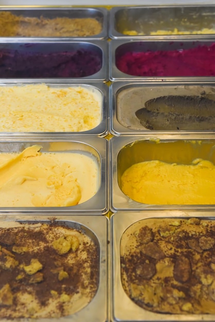 vitrine com vários sabores de sorvete caseiro em uma cafeteria