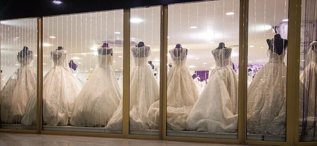 Foto vitrine com vestidos de noiva