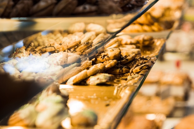 Foto vitrine de confeitaria com pastéis de chá