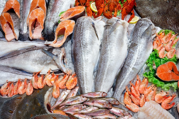 Foto vitrine de frutos do mar no mercado do mar