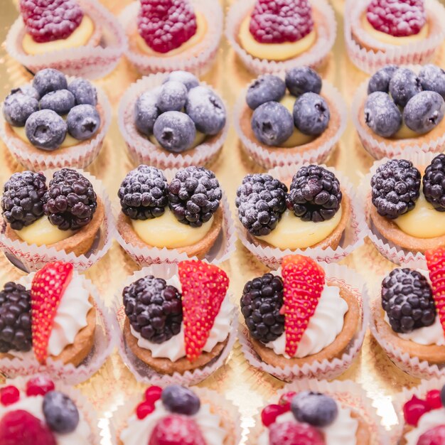 Vitrine de pastelaria com variedade de mini sobremesas e bolos