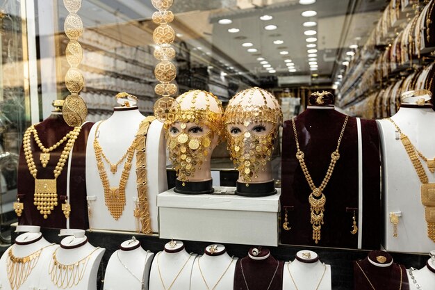 Foto vitrine dourada com máscara facial árabe tradicional joias cidade velha de jeddah arábia saudita