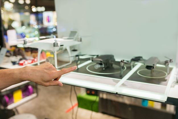 Vitrine mit Drohnen in einem Elektronikladen, Nahaufnahme