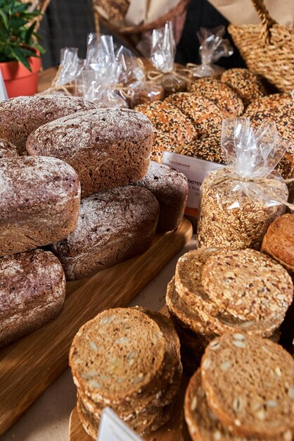 Vitrine mit geschnittenem Brot im Laden