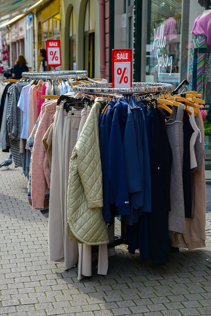 Vitrine mit Kleidung auf der Straße. Rabatte für Shopping und Garderobe am Black Friday oder Cyber Monday