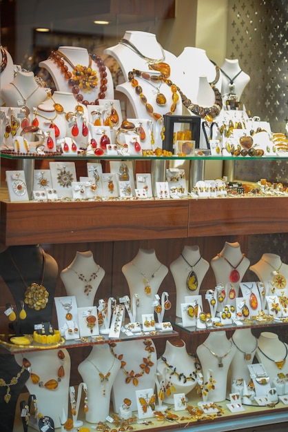 Vitrine mit Produkten und orientalischen Süßigkeiten hinter Glas