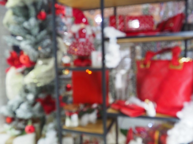 Vitrine ou vitrine com coisas bonitas e presentes para o Ano Novo e Decoração de Natal nas cores vermelho e branco Bolsas de duende carteiras de abeto ramos de veado velas Fundo desfocado