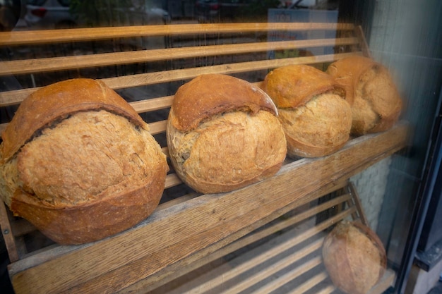 Vitrinenregal mit runden Broten in der Bäckerei