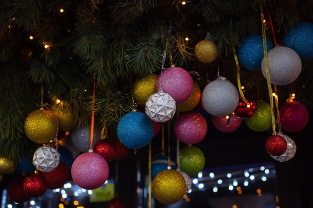 Vitrines muito bonitas e luminosas são decoradas para os feriados de ano novo.