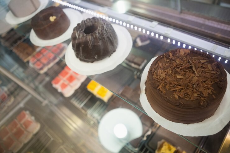 Foto vitrinha com bolos de chocolate