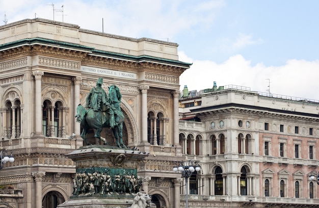 Vittorio Emanuele II monumento em Milão - Itália