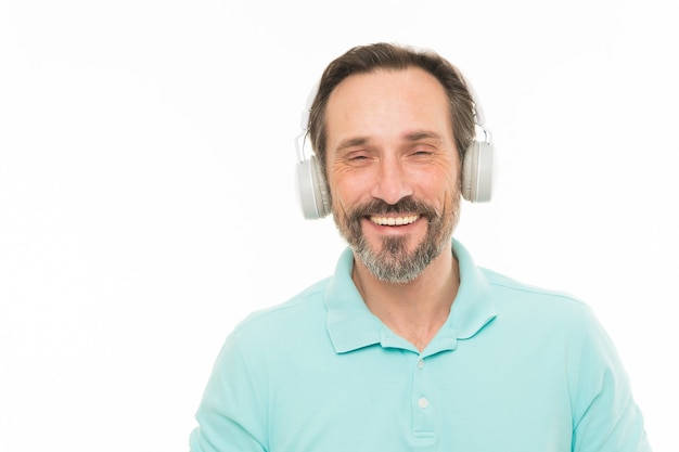 Viva a vida em alto e bom som. homem maduro em fones de ouvido estéreo. homem barbudo feliz ouvindo música com fones de ouvido. homem idoso curtindo música tocando no fone de ouvido. sentindo o ritmo da música, copie o espaço.