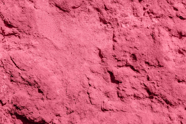 Viva Magenta Cor do ano 2023 Foto tonificada de textura de parede velha de concreto natural Superfície de cimento Horizontal Abstrato fundo vazio