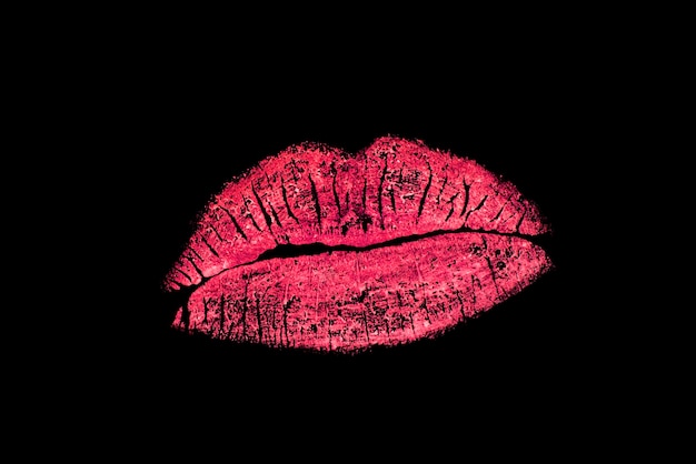 Foto viva marca de beso de lápiz labial rojo en fondo negro
