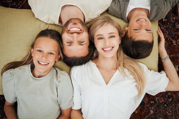 Vivendo a vida dos meus sonhos Foto de uma jovem família passando um tempo juntos em casa