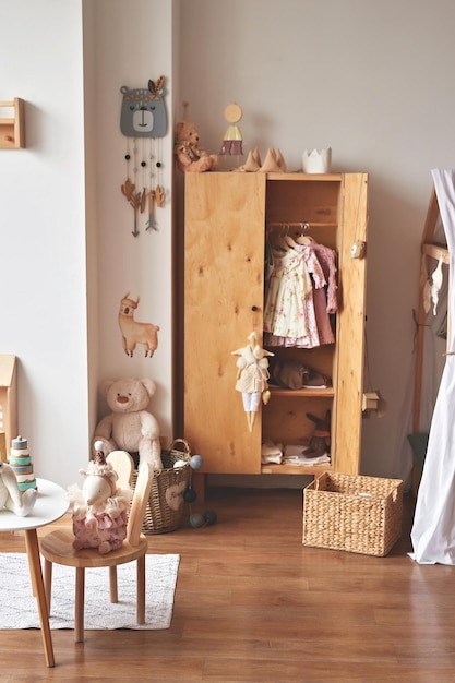 Vivero interior Juguetes de madera en la habitación de los niños.