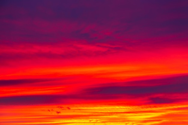 Vivid saturado hermoso cielo al atardecer en colores rojo, violeta y azul. Fondo del atardecer.