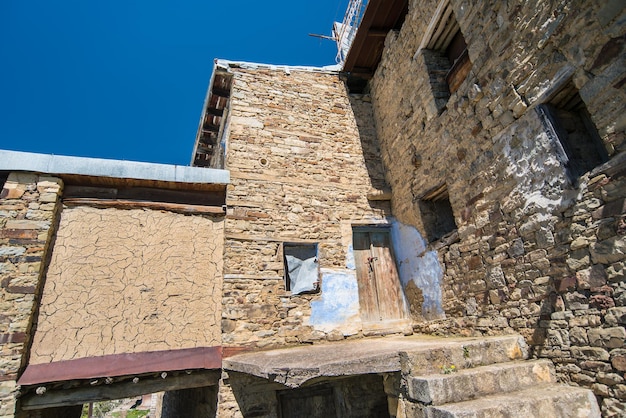 Foto vivienda antigua abandonada por refugiados la gente se ha ido