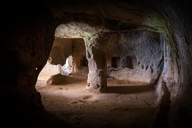 Viviendas antiguas de la cueva en el valle del zelve