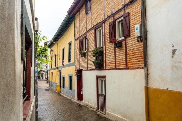 Viviendas en el casco histórico del municipio de Ea cerca de Lekeitio, Cantábrico en el Cantábrico. país Vasco