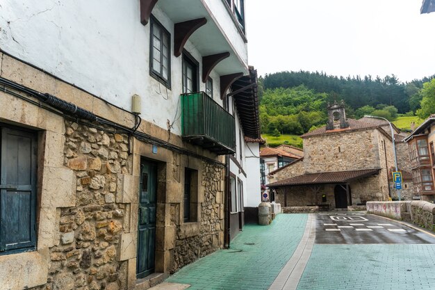 Viviendas en el casco histórico del municipio de Ea cerca de Lekeitio, Cantábrico en el Cantábrico. país Vasco