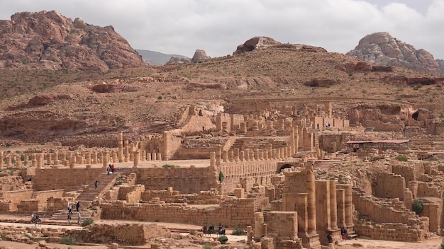 Viviendas de roca y ruinas en el templo de roca nabatea de Petra Jordania