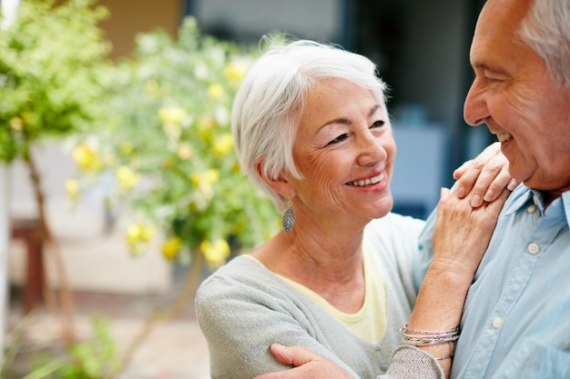 Viviendo los días más felices de su historia de amor Foto de una feliz pareja de ancianos al aire libre