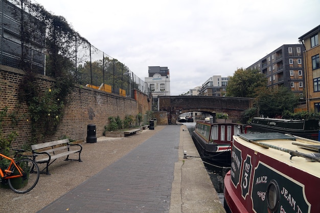 Viviendo en el narrowboat en el Regent&#39;s Canal en Londres