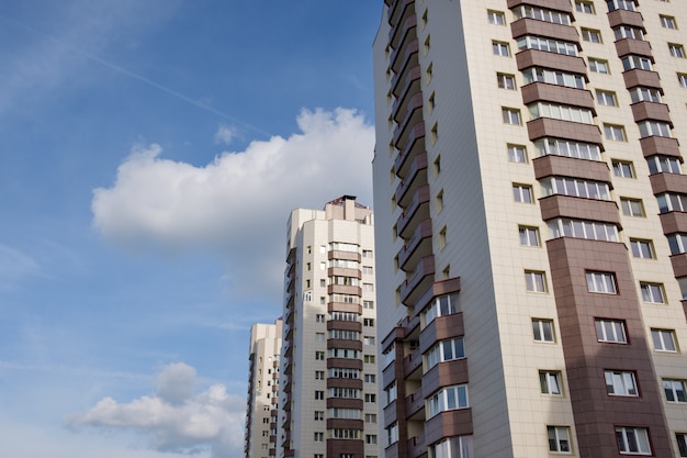 Vivir las casas de la torre con cielo azul